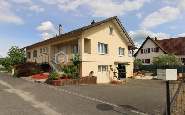 Située dans une impasse au calme, au cœur de la très recherchée commune de Village Neuf, à quelques minutes seulement de la Suisse et de Bâle, découvrez cette belle maison individuelle de 205 m² habitables implantée sur un terrain de 680 m² soigneusement entretenu.
Dès l'entrée, vous serez séduits par les volumes généreux et la qualité des prestations. La maison offre un vaste espace de vie lumineux, une cuisine entièrement aménagée et équipée, trois belles chambres, une salle de bains, une salle d'eau ainsi que des toilettes séparées.
À l'extérieur, profitez d'un agréable jardin avec piscine et d'une terrasse couverte idéale pour vos repas en famille ou entre amis.
Les prestations techniques sont au rendez-vous : pompe à chaleur, climatisation réversible, fenêtres récentes et parfaitement isolées, nombreux rangements sur mesure et matériaux de qualité.
Confort et maîtrise des dépenses énergétiques sont également au rendez-vous grâce à une installation photovoltaïque en autoconsommation, permettant de produire une partie de votre électricité tout en valorisant le bien sur le long terme.
Les amateurs d'originalité apprécieront la présence d'une véritable pièce secrète, tandis qu'un important potentiel d'évolution est offert grâce à une grande pièce d'environ 42 m² habitables, permettant d'envisager une salle de loisirs, 2 chambres, un espace professionnel…
Un grand garage ainsi qu'une buanderie complètent ce bien rare sur le secteur.
✅ Impasse calme
✅ Piscine
✅ Pompe à chaleur et climatisation réversible
✅ Grand garage 3 voitures et atelier en triphasé
✅ Terrasse couverte
✅ Nombreux rangements sur mesure
✅ Potentiel d'agrandissement
✅ Proximité immédiate de la Suisse et de Bâle
✅ Installation photovoltaïque en autoconsommation
✅ DPE C / GES A
Une maison familiale aux multiples atouts, alliant confort, espace et qualité de vie dans un environnement privilégié.
📞 Contactez moi dès maintenant pour organiser une visite et découvrir tout le potentiel de cette propriété.