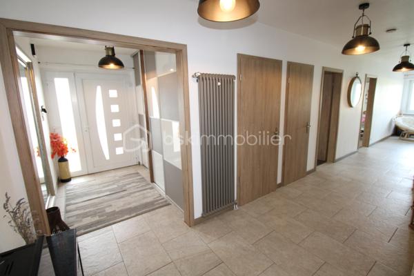 Située dans une impasse au calme, au cœur de la très recherchée commune de Village Neuf, à quelques minutes seulement de la Suisse et de Bâle, découvrez cette belle maison individuelle de 205 m² habitables implantée sur un terrain de 680 m² soigneusement entretenu.
Dès l'entrée, vous serez séduits par les volumes généreux et la qualité des prestations. La maison offre un vaste espace de vie lumineux, une cuisine entièrement aménagée et équipée, trois belles chambres, une salle de bains, une salle d'eau ainsi que des toilettes séparées.
À l'extérieur, profitez d'un agréable jardin avec piscine et d'une terrasse couverte idéale pour vos repas en famille ou entre amis.
Les prestations techniques sont au rendez-vous : pompe à chaleur, climatisation réversible, fenêtres récentes et parfaitement isolées, nombreux rangements sur mesure et matériaux de qualité.
Confort et maîtrise des dépenses énergétiques sont également au rendez-vous grâce à une installation photovoltaïque en autoconsommation, permettant de produire une partie de votre électricité tout en valorisant le bien sur le long terme.
Les amateurs d'originalité apprécieront la présence d'une véritable pièce secrète, tandis qu'un important potentiel d'évolution est offert grâce à une grande pièce d'environ 42 m² habitables, permettant d'envisager une salle de loisirs, 2 chambres, un espace professionnel…
Un grand garage ainsi qu'une buanderie complètent ce bien rare sur le secteur.
✅ Impasse calme
✅ Piscine
✅ Pompe à chaleur et climatisation réversible
✅ Grand garage 3 voitures et atelier en triphasé
✅ Terrasse couverte
✅ Nombreux rangements sur mesure
✅ Potentiel d'agrandissement
✅ Proximité immédiate de la Suisse et de Bâle
✅ Installation photovoltaïque en autoconsommation
✅ DPE C / GES A
Une maison familiale aux multiples atouts, alliant confort, espace et qualité de vie dans un environnement privilégié.
📞 Contactez moi dès maintenant pour organiser une visite et découvrir tout le potentiel de cette propriété.