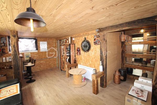 Située dans une impasse au calme, au cœur de la très recherchée commune de Village Neuf, à quelques minutes seulement de la Suisse et de Bâle, découvrez cette belle maison individuelle de 205 m² habitables implantée sur un terrain de 680 m² soigneusement entretenu.
Dès l'entrée, vous serez séduits par les volumes généreux et la qualité des prestations. La maison offre un vaste espace de vie lumineux, une cuisine entièrement aménagée et équipée, trois belles chambres, une salle de bains, une salle d'eau ainsi que des toilettes séparées.
À l'extérieur, profitez d'un agréable jardin avec piscine et d'une terrasse couverte idéale pour vos repas en famille ou entre amis.
Les prestations techniques sont au rendez-vous : pompe à chaleur, climatisation réversible, fenêtres récentes et parfaitement isolées, nombreux rangements sur mesure et matériaux de qualité.
Confort et maîtrise des dépenses énergétiques sont également au rendez-vous grâce à une installation photovoltaïque en autoconsommation, permettant de produire une partie de votre électricité tout en valorisant le bien sur le long terme.
Les amateurs d'originalité apprécieront la présence d'une véritable pièce secrète, tandis qu'un important potentiel d'évolution est offert grâce à une grande pièce d'environ 42 m² habitables, permettant d'envisager une salle de loisirs, 2 chambres, un espace professionnel…
Un grand garage ainsi qu'une buanderie complètent ce bien rare sur le secteur.
✅ Impasse calme
✅ Piscine
✅ Pompe à chaleur et climatisation réversible
✅ Grand garage 3 voitures et atelier en triphasé
✅ Terrasse couverte
✅ Nombreux rangements sur mesure
✅ Potentiel d'agrandissement
✅ Proximité immédiate de la Suisse et de Bâle
✅ Installation photovoltaïque en autoconsommation
✅ DPE C / GES A
Une maison familiale aux multiples atouts, alliant confort, espace et qualité de vie dans un environnement privilégié.
📞 Contactez moi dès maintenant pour organiser une visite et découvrir tout le potentiel de cette propriété.