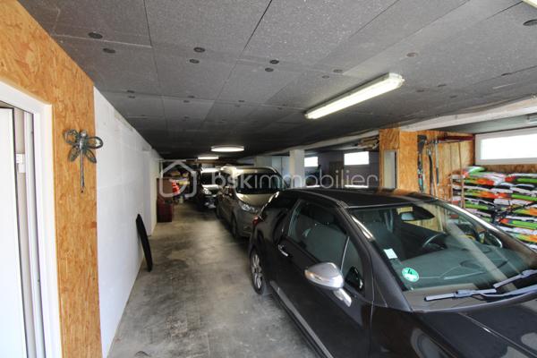 Située dans une impasse au calme, au cœur de la très recherchée commune de Village Neuf, à quelques minutes seulement de la Suisse et de Bâle, découvrez cette belle maison individuelle de 205 m² habitables implantée sur un terrain de 680 m² soigneusement entretenu.
Dès l'entrée, vous serez séduits par les volumes généreux et la qualité des prestations. La maison offre un vaste espace de vie lumineux, une cuisine entièrement aménagée et équipée, trois belles chambres, une salle de bains, une salle d'eau ainsi que des toilettes séparées.
À l'extérieur, profitez d'un agréable jardin avec piscine et d'une terrasse couverte idéale pour vos repas en famille ou entre amis.
Les prestations techniques sont au rendez-vous : pompe à chaleur, climatisation réversible, fenêtres récentes et parfaitement isolées, nombreux rangements sur mesure et matériaux de qualité.
Confort et maîtrise des dépenses énergétiques sont également au rendez-vous grâce à une installation photovoltaïque en autoconsommation, permettant de produire une partie de votre électricité tout en valorisant le bien sur le long terme.
Les amateurs d'originalité apprécieront la présence d'une véritable pièce secrète, tandis qu'un important potentiel d'évolution est offert grâce à une grande pièce d'environ 42 m² habitables, permettant d'envisager une salle de loisirs, 2 chambres, un espace professionnel…
Un grand garage ainsi qu'une buanderie complètent ce bien rare sur le secteur.
✅ Impasse calme
✅ Piscine
✅ Pompe à chaleur et climatisation réversible
✅ Grand garage 3 voitures et atelier en triphasé
✅ Terrasse couverte
✅ Nombreux rangements sur mesure
✅ Potentiel d'agrandissement
✅ Proximité immédiate de la Suisse et de Bâle
✅ Installation photovoltaïque en autoconsommation
✅ DPE C / GES A
Une maison familiale aux multiples atouts, alliant confort, espace et qualité de vie dans un environnement privilégié.
📞 Contactez moi dès maintenant pour organiser une visite et découvrir tout le potentiel de cette propriété.