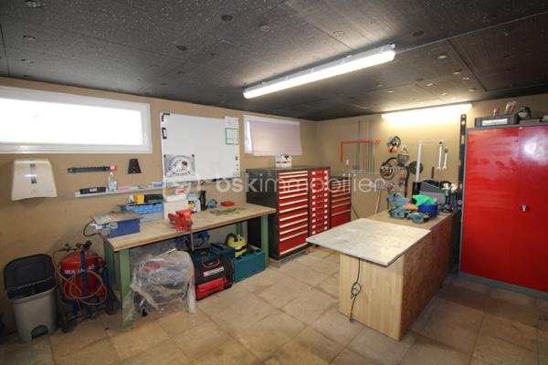 Située dans une impasse au calme, au cœur de la très recherchée commune de Village Neuf, à quelques minutes seulement de la Suisse et de Bâle, découvrez cette belle maison individuelle de 205 m² habitables implantée sur un terrain de 680 m² soigneusement entretenu.
Dès l'entrée, vous serez séduits par les volumes généreux et la qualité des prestations. La maison offre un vaste espace de vie lumineux, une cuisine entièrement aménagée et équipée, trois belles chambres, une salle de bains, une salle d'eau ainsi que des toilettes séparées.
À l'extérieur, profitez d'un agréable jardin avec piscine et d'une terrasse couverte idéale pour vos repas en famille ou entre amis.
Les prestations techniques sont au rendez-vous : pompe à chaleur, climatisation réversible, fenêtres récentes et parfaitement isolées, nombreux rangements sur mesure et matériaux de qualité.
Confort et maîtrise des dépenses énergétiques sont également au rendez-vous grâce à une installation photovoltaïque en autoconsommation, permettant de produire une partie de votre électricité tout en valorisant le bien sur le long terme.
Les amateurs d'originalité apprécieront la présence d'une véritable pièce secrète, tandis qu'un important potentiel d'évolution est offert grâce à une grande pièce d'environ 42 m² habitables, permettant d'envisager une salle de loisirs, 2 chambres, un espace professionnel…
Un grand garage ainsi qu'une buanderie complètent ce bien rare sur le secteur.
✅ Impasse calme
✅ Piscine
✅ Pompe à chaleur et climatisation réversible
✅ Grand garage 3 voitures et atelier en triphasé
✅ Terrasse couverte
✅ Nombreux rangements sur mesure
✅ Potentiel d'agrandissement
✅ Proximité immédiate de la Suisse et de Bâle
✅ Installation photovoltaïque en autoconsommation
✅ DPE C / GES A
Une maison familiale aux multiples atouts, alliant confort, espace et qualité de vie dans un environnement privilégié.
📞 Contactez moi dès maintenant pour organiser une visite et découvrir tout le potentiel de cette propriété.