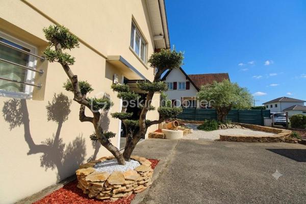 Située dans une impasse au calme, au cœur de la très recherchée commune de Village Neuf, à quelques minutes seulement de la Suisse et de Bâle, découvrez cette belle maison individuelle de 205 m² habitables implantée sur un terrain de 680 m² soigneusement entretenu.
Dès l'entrée, vous serez séduits par les volumes généreux et la qualité des prestations. La maison offre un vaste espace de vie lumineux, une cuisine entièrement aménagée et équipée, trois belles chambres, une salle de bains, une salle d'eau ainsi que des toilettes séparées.
À l'extérieur, profitez d'un agréable jardin avec piscine et d'une terrasse couverte idéale pour vos repas en famille ou entre amis.
Les prestations techniques sont au rendez-vous : pompe à chaleur, climatisation réversible, fenêtres récentes et parfaitement isolées, nombreux rangements sur mesure et matériaux de qualité.
Confort et maîtrise des dépenses énergétiques sont également au rendez-vous grâce à une installation photovoltaïque en autoconsommation, permettant de produire une partie de votre électricité tout en valorisant le bien sur le long terme.
Les amateurs d'originalité apprécieront la présence d'une véritable pièce secrète, tandis qu'un important potentiel d'évolution est offert grâce à une grande pièce d'environ 42 m² habitables, permettant d'envisager une salle de loisirs, 2 chambres, un espace professionnel…
Un grand garage ainsi qu'une buanderie complètent ce bien rare sur le secteur.
✅ Impasse calme
✅ Piscine
✅ Pompe à chaleur et climatisation réversible
✅ Grand garage 3 voitures et atelier en triphasé
✅ Terrasse couverte
✅ Nombreux rangements sur mesure
✅ Potentiel d'agrandissement
✅ Proximité immédiate de la Suisse et de Bâle
✅ Installation photovoltaïque en autoconsommation
✅ DPE C / GES A
Une maison familiale aux multiples atouts, alliant confort, espace et qualité de vie dans un environnement privilégié.
📞 Contactez moi dès maintenant pour organiser une visite et découvrir tout le potentiel de cette propriété.