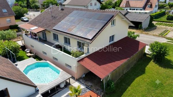 Située dans une impasse au calme, au cœur de la très recherchée commune de Village Neuf, à quelques minutes seulement de la Suisse et de Bâle, découvrez cette belle maison individuelle de 205 m² habitables implantée sur un terrain de 680 m² soigneusement entretenu.
Dès l'entrée, vous serez séduits par les volumes généreux et la qualité des prestations. La maison offre un vaste espace de vie lumineux, une cuisine entièrement aménagée et équipée, trois belles chambres, une salle de bains, une salle d'eau ainsi que des toilettes séparées.
À l'extérieur, profitez d'un agréable jardin avec piscine et d'une terrasse couverte idéale pour vos repas en famille ou entre amis.
Les prestations techniques sont au rendez-vous : pompe à chaleur, climatisation réversible, fenêtres récentes et parfaitement isolées, nombreux rangements sur mesure et matériaux de qualité.
Confort et maîtrise des dépenses énergétiques sont également au rendez-vous grâce à une installation photovoltaïque en autoconsommation, permettant de produire une partie de votre électricité tout en valorisant le bien sur le long terme.
Les amateurs d'originalité apprécieront la présence d'une véritable pièce secrète, tandis qu'un important potentiel d'évolution est offert grâce à une grande pièce d'environ 42 m² habitables, permettant d'envisager une salle de loisirs, 2 chambres, un espace professionnel…
Un grand garage ainsi qu'une buanderie complètent ce bien rare sur le secteur.
✅ Impasse calme
✅ Piscine
✅ Pompe à chaleur et climatisation réversible
✅ Grand garage 3 voitures et atelier en triphasé
✅ Terrasse couverte
✅ Nombreux rangements sur mesure
✅ Potentiel d'agrandissement
✅ Proximité immédiate de la Suisse et de Bâle
✅ Installation photovoltaïque en autoconsommation
✅ DPE C / GES A
Une maison familiale aux multiples atouts, alliant confort, espace et qualité de vie dans un environnement privilégié.
📞 Contactez moi dès maintenant pour organiser une visite et découvrir tout le potentiel de cette propriété.