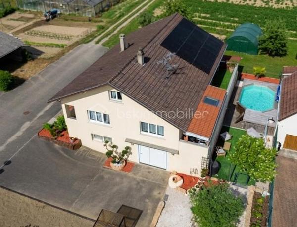 Située dans une impasse au calme, au cœur de la très recherchée commune de Village Neuf, à quelques minutes seulement de la Suisse et de Bâle, découvrez cette belle maison individuelle de 205 m² habitables implantée sur un terrain de 680 m² soigneusement entretenu.
Dès l'entrée, vous serez séduits par les volumes généreux et la qualité des prestations. La maison offre un vaste espace de vie lumineux, une cuisine entièrement aménagée et équipée, trois belles chambres, une salle de bains, une salle d'eau ainsi que des toilettes séparées.
À l'extérieur, profitez d'un agréable jardin avec piscine et d'une terrasse couverte idéale pour vos repas en famille ou entre amis.
Les prestations techniques sont au rendez-vous : pompe à chaleur, climatisation réversible, fenêtres récentes et parfaitement isolées, nombreux rangements sur mesure et matériaux de qualité.
Confort et maîtrise des dépenses énergétiques sont également au rendez-vous grâce à une installation photovoltaïque en autoconsommation, permettant de produire une partie de votre électricité tout en valorisant le bien sur le long terme.
Les amateurs d'originalité apprécieront la présence d'une véritable pièce secrète, tandis qu'un important potentiel d'évolution est offert grâce à une grande pièce d'environ 42 m² habitables, permettant d'envisager une salle de loisirs, 2 chambres, un espace professionnel…
Un grand garage ainsi qu'une buanderie complètent ce bien rare sur le secteur.
✅ Impasse calme
✅ Piscine
✅ Pompe à chaleur et climatisation réversible
✅ Grand garage 3 voitures et atelier en triphasé
✅ Terrasse couverte
✅ Nombreux rangements sur mesure
✅ Potentiel d'agrandissement
✅ Proximité immédiate de la Suisse et de Bâle
✅ Installation photovoltaïque en autoconsommation
✅ DPE C / GES A
Une maison familiale aux multiples atouts, alliant confort, espace et qualité de vie dans un environnement privilégié.
📞 Contactez moi dès maintenant pour organiser une visite et découvrir tout le potentiel de cette propriété.