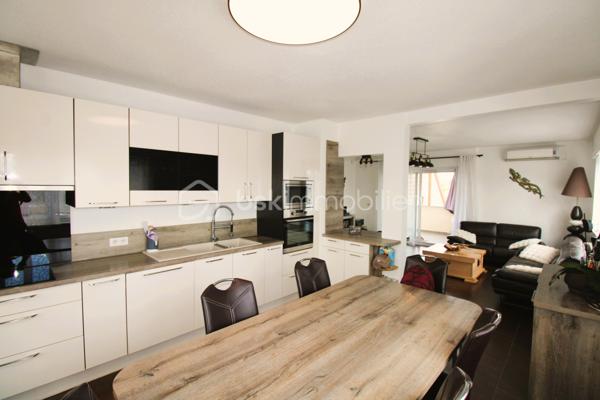 Située dans une impasse au calme, au cœur de la très recherchée commune de Village Neuf, à quelques minutes seulement de la Suisse et de Bâle, découvrez cette belle maison individuelle de 205 m² habitables implantée sur un terrain de 680 m² soigneusement entretenu.
Dès l'entrée, vous serez séduits par les volumes généreux et la qualité des prestations. La maison offre un vaste espace de vie lumineux, une cuisine entièrement aménagée et équipée, trois belles chambres, une salle de bains, une salle d'eau ainsi que des toilettes séparées.
À l'extérieur, profitez d'un agréable jardin avec piscine et d'une terrasse couverte idéale pour vos repas en famille ou entre amis.
Les prestations techniques sont au rendez-vous : pompe à chaleur, climatisation réversible, fenêtres récentes et parfaitement isolées, nombreux rangements sur mesure et matériaux de qualité.
Confort et maîtrise des dépenses énergétiques sont également au rendez-vous grâce à une installation photovoltaïque en autoconsommation, permettant de produire une partie de votre électricité tout en valorisant le bien sur le long terme.
Les amateurs d'originalité apprécieront la présence d'une véritable pièce secrète, tandis qu'un important potentiel d'évolution est offert grâce à une grande pièce d'environ 42 m² habitables, permettant d'envisager une salle de loisirs, 2 chambres, un espace professionnel…
Un grand garage ainsi qu'une buanderie complètent ce bien rare sur le secteur.
✅ Impasse calme
✅ Piscine
✅ Pompe à chaleur et climatisation réversible
✅ Grand garage 3 voitures et atelier en triphasé
✅ Terrasse couverte
✅ Nombreux rangements sur mesure
✅ Potentiel d'agrandissement
✅ Proximité immédiate de la Suisse et de Bâle
✅ Installation photovoltaïque en autoconsommation
✅ DPE C / GES A
Une maison familiale aux multiples atouts, alliant confort, espace et qualité de vie dans un environnement privilégié.
📞 Contactez moi dès maintenant pour organiser une visite et découvrir tout le potentiel de cette propriété.