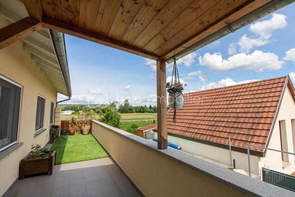 Située dans une impasse au calme, au cœur de la très recherchée commune de Village Neuf, à quelques minutes seulement de la Suisse et de Bâle, découvrez cette belle maison individuelle de 205 m² habitables implantée sur un terrain de 680 m² soigneusement entretenu.
Dès l'entrée, vous serez séduits par les volumes généreux et la qualité des prestations. La maison offre un vaste espace de vie lumineux, une cuisine entièrement aménagée et équipée, trois belles chambres, une salle de bains, une salle d'eau ainsi que des toilettes séparées.
À l'extérieur, profitez d'un agréable jardin avec piscine et d'une terrasse couverte idéale pour vos repas en famille ou entre amis.
Les prestations techniques sont au rendez-vous : pompe à chaleur, climatisation réversible, fenêtres récentes et parfaitement isolées, nombreux rangements sur mesure et matériaux de qualité.
Confort et maîtrise des dépenses énergétiques sont également au rendez-vous grâce à une installation photovoltaïque en autoconsommation, permettant de produire une partie de votre électricité tout en valorisant le bien sur le long terme.
Les amateurs d'originalité apprécieront la présence d'une véritable pièce secrète, tandis qu'un important potentiel d'évolution est offert grâce à une grande pièce d'environ 42 m² habitables, permettant d'envisager une salle de loisirs, 2 chambres, un espace professionnel…
Un grand garage ainsi qu'une buanderie complètent ce bien rare sur le secteur.
✅ Impasse calme
✅ Piscine
✅ Pompe à chaleur et climatisation réversible
✅ Grand garage 3 voitures et atelier en triphasé
✅ Terrasse couverte
✅ Nombreux rangements sur mesure
✅ Potentiel d'agrandissement
✅ Proximité immédiate de la Suisse et de Bâle
✅ Installation photovoltaïque en autoconsommation
✅ DPE C / GES A
Une maison familiale aux multiples atouts, alliant confort, espace et qualité de vie dans un environnement privilégié.
📞 Contactez moi dès maintenant pour organiser une visite et découvrir tout le potentiel de cette propriété.