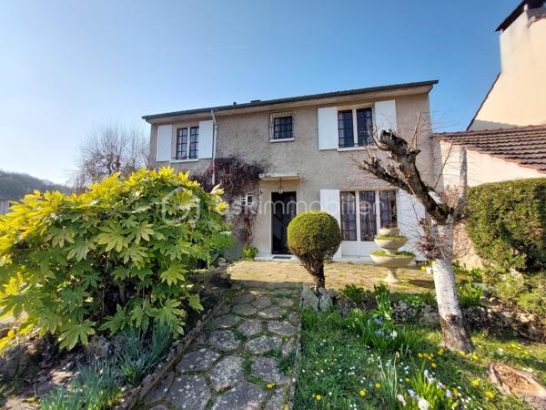 Situé dans le secteur recherché des fonds de Nogent à Montataire, cette maison familiale de 105 m2 habitables, édifiée en 1972, séduira les acquéreurs à la recherche d'un bien fonctionnel, lumineux et offrant un fort potentiel d'évolution.

✨ Description du bien

Au rez-de-chaussée, vous découvrirez :

- Une entrée accueillante
- Une salle à manger conviviale
- Un salon lumineux
- Une cuisine indépendante ( avec accès au garage )  
- Un WC avec lavabo indépendant

À l’étage :

- Trois chambres spacieuses avec espace de rangement
- Un bureau + dressing ou une 4éme chambres d'enfant ou d'appoint
- Une salle de bain avec WC
- Accès au grenier aménageable offrant un espace de stockage supplémentaire

🔧 Sous-sol et annexes

La maison bénéficie d’un sous-sol total compartimenté comprenant :

- Une cave
- Un atelier
- Grande pièce carrelée parfaite pour les repas de famille, salle de loisirs ou espace détente ( 26 m2 )
- Garage ( 20 m2 )

🌳 Extérieurs

- Terrain clos de 554 m²
- Exposition Sud-Est, offrant une belle luminosité
- Maison mitoyenne par le garage uniquement, garantissant une bonne indépendance
- Deux places de stationnement

⚙️ Caractéristiques techniques

- Construction traditionnelle en parpaings
- Chauffage gaz de ville
- Menuiseries simple vitrage

DPE : F GES:  F

⭐ Les points forts

✔ Secteur recherché proche Nogent-sur-Oise
✔ Beaux volumes familiaux
✔ Sous-sol complet 
✔ Combles aménageables
✔ Maison saine avec fort potentiel de valorisation
✔ Opportunité après rénovation

💬 Une maison idéale pour une famille, un premier achat ou un projet de rénovation avec valorisation à terme.

📍 Localisation

Environnement calme, proche des commodités, écoles et axes de circulation, gare à 2,5 km, idéal pour une famille souhaitant personnaliser son futur lieu de vie.

📞 Contactez moi pour organiser une visite et découvrir tout le potentiel de ce bien.