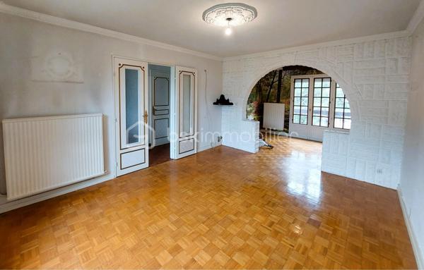 Situé dans le secteur recherché des fonds de Nogent à Montataire, cette maison familiale de 105 m2 habitables, édifiée en 1972, séduira les acquéreurs à la recherche d'un bien fonctionnel, lumineux et offrant un fort potentiel d'évolution.

✨ Description du bien

Au rez-de-chaussée, vous découvrirez :

- Une entrée accueillante
- Une salle à manger conviviale
- Un salon lumineux
- Une cuisine indépendante ( avec accès au garage )  
- Un WC avec lavabo indépendant

À l’étage :

- Trois chambres spacieuses avec espace de rangement
- Un bureau + dressing ou une 4éme chambres d'enfant ou d'appoint
- Une salle de bain avec WC
- Accès au grenier aménageable offrant un espace de stockage supplémentaire

🔧 Sous-sol et annexes

La maison bénéficie d’un sous-sol total compartimenté comprenant :

- Une cave
- Un atelier
- Grande pièce carrelée parfaite pour les repas de famille, salle de loisirs ou espace détente ( 26 m2 )
- Garage ( 20 m2 )

🌳 Extérieurs

- Terrain clos de 554 m²
- Exposition Sud-Est, offrant une belle luminosité
- Maison mitoyenne par le garage uniquement, garantissant une bonne indépendance
- Deux places de stationnement

⚙️ Caractéristiques techniques

- Construction traditionnelle en parpaings
- Chauffage gaz de ville
- Menuiseries simple vitrage

DPE : F GES:  F

⭐ Les points forts

✔ Secteur recherché proche Nogent-sur-Oise
✔ Beaux volumes familiaux
✔ Sous-sol complet 
✔ Combles aménageables
✔ Maison saine avec fort potentiel de valorisation
✔ Opportunité après rénovation

💬 Une maison idéale pour une famille, un premier achat ou un projet de rénovation avec valorisation à terme.

📍 Localisation

Environnement calme, proche des commodités, écoles et axes de circulation, gare à 2,5 km, idéal pour une famille souhaitant personnaliser son futur lieu de vie.

📞 Contactez moi pour organiser une visite et découvrir tout le potentiel de ce bien.