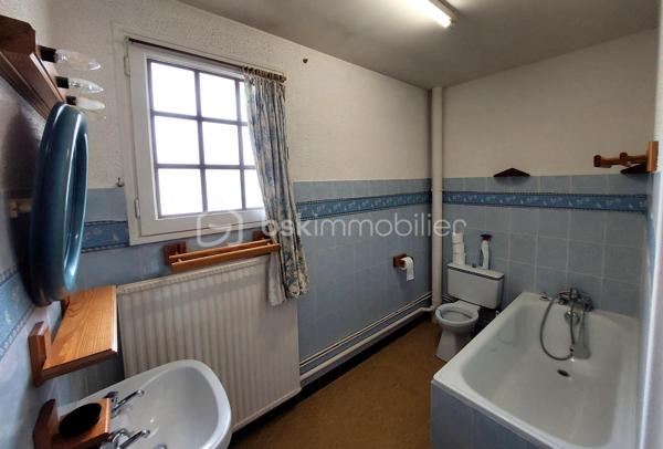 Situé dans le secteur recherché des fonds de Nogent à Montataire, cette maison familiale de 105 m2 habitables, édifiée en 1972, séduira les acquéreurs à la recherche d'un bien fonctionnel, lumineux et offrant un fort potentiel d'évolution.

✨ Description du bien

Au rez-de-chaussée, vous découvrirez :

- Une entrée accueillante
- Une salle à manger conviviale
- Un salon lumineux
- Une cuisine indépendante ( avec accès au garage )  
- Un WC avec lavabo indépendant

À l’étage :

- Trois chambres spacieuses avec espace de rangement
- Un bureau + dressing ou une 4éme chambres d'enfant ou d'appoint
- Une salle de bain avec WC
- Accès au grenier aménageable offrant un espace de stockage supplémentaire

🔧 Sous-sol et annexes

La maison bénéficie d’un sous-sol total compartimenté comprenant :

- Une cave
- Un atelier
- Grande pièce carrelée parfaite pour les repas de famille, salle de loisirs ou espace détente ( 26 m2 )
- Garage ( 20 m2 )

🌳 Extérieurs

- Terrain clos de 554 m²
- Exposition Sud-Est, offrant une belle luminosité
- Maison mitoyenne par le garage uniquement, garantissant une bonne indépendance
- Deux places de stationnement

⚙️ Caractéristiques techniques

- Construction traditionnelle en parpaings
- Chauffage gaz de ville
- Menuiseries simple vitrage

DPE : F GES:  F

⭐ Les points forts

✔ Secteur recherché proche Nogent-sur-Oise
✔ Beaux volumes familiaux
✔ Sous-sol complet 
✔ Combles aménageables
✔ Maison saine avec fort potentiel de valorisation
✔ Opportunité après rénovation

💬 Une maison idéale pour une famille, un premier achat ou un projet de rénovation avec valorisation à terme.

📍 Localisation

Environnement calme, proche des commodités, écoles et axes de circulation, gare à 2,5 km, idéal pour une famille souhaitant personnaliser son futur lieu de vie.

📞 Contactez moi pour organiser une visite et découvrir tout le potentiel de ce bien.
