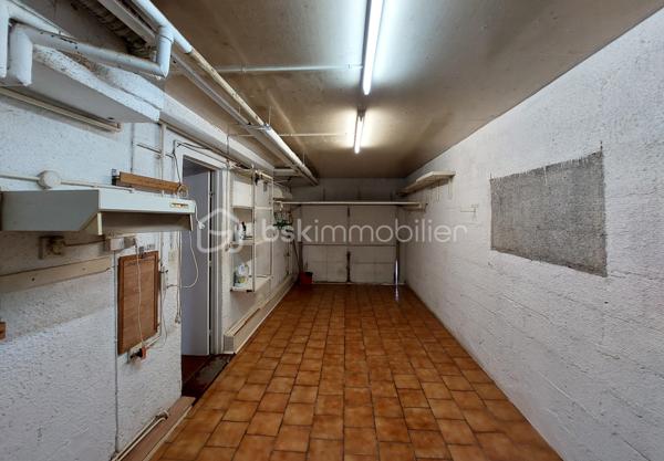 Situé dans le secteur recherché des fonds de Nogent à Montataire, cette maison familiale de 105 m2 habitables, édifiée en 1972, séduira les acquéreurs à la recherche d'un bien fonctionnel, lumineux et offrant un fort potentiel d'évolution.

✨ Description du bien

Au rez-de-chaussée, vous découvrirez :

- Une entrée accueillante
- Une salle à manger conviviale
- Un salon lumineux
- Une cuisine indépendante ( avec accès au garage )  
- Un WC avec lavabo indépendant

À l’étage :

- Trois chambres spacieuses avec espace de rangement
- Un bureau + dressing ou une 4éme chambres d'enfant ou d'appoint
- Une salle de bain avec WC
- Accès au grenier aménageable offrant un espace de stockage supplémentaire

🔧 Sous-sol et annexes

La maison bénéficie d’un sous-sol total compartimenté comprenant :

- Une cave
- Un atelier
- Grande pièce carrelée parfaite pour les repas de famille, salle de loisirs ou espace détente ( 26 m2 )
- Garage ( 20 m2 )

🌳 Extérieurs

- Terrain clos de 554 m²
- Exposition Sud-Est, offrant une belle luminosité
- Maison mitoyenne par le garage uniquement, garantissant une bonne indépendance
- Deux places de stationnement

⚙️ Caractéristiques techniques

- Construction traditionnelle en parpaings
- Chauffage gaz de ville
- Menuiseries simple vitrage

DPE : F GES:  F

⭐ Les points forts

✔ Secteur recherché proche Nogent-sur-Oise
✔ Beaux volumes familiaux
✔ Sous-sol complet 
✔ Combles aménageables
✔ Maison saine avec fort potentiel de valorisation
✔ Opportunité après rénovation

💬 Une maison idéale pour une famille, un premier achat ou un projet de rénovation avec valorisation à terme.

📍 Localisation

Environnement calme, proche des commodités, écoles et axes de circulation, gare à 2,5 km, idéal pour une famille souhaitant personnaliser son futur lieu de vie.

📞 Contactez moi pour organiser une visite et découvrir tout le potentiel de ce bien.
