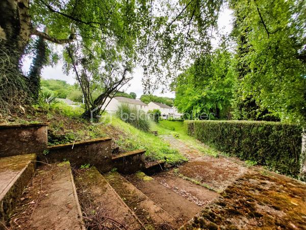 Situé dans le secteur recherché des fonds de Nogent à Montataire, cette maison familiale de 105 m2 habitables, édifiée en 1972, séduira les acquéreurs à la recherche d'un bien fonctionnel, lumineux et offrant un fort potentiel d'évolution.

✨ Description du bien

Au rez-de-chaussée, vous découvrirez :

- Une entrée accueillante
- Une salle à manger conviviale
- Un salon lumineux
- Une cuisine indépendante ( avec accès au garage )  
- Un WC avec lavabo indépendant

À l’étage :

- Trois chambres spacieuses avec espace de rangement
- Un bureau + dressing ou une 4éme chambres d'enfant ou d'appoint
- Une salle de bain avec WC
- Accès au grenier aménageable offrant un espace de stockage supplémentaire

🔧 Sous-sol et annexes

La maison bénéficie d’un sous-sol total compartimenté comprenant :

- Une cave
- Un atelier
- Grande pièce carrelée parfaite pour les repas de famille, salle de loisirs ou espace détente ( 26 m2 )
- Garage ( 20 m2 )

🌳 Extérieurs

- Terrain clos de 554 m²
- Exposition Sud-Est, offrant une belle luminosité
- Maison mitoyenne par le garage uniquement, garantissant une bonne indépendance
- Deux places de stationnement

⚙️ Caractéristiques techniques

- Construction traditionnelle en parpaings
- Chauffage gaz de ville
- Menuiseries simple vitrage

DPE : F GES:  F

⭐ Les points forts

✔ Secteur recherché proche Nogent-sur-Oise
✔ Beaux volumes familiaux
✔ Sous-sol complet 
✔ Combles aménageables
✔ Maison saine avec fort potentiel de valorisation
✔ Opportunité après rénovation

💬 Une maison idéale pour une famille, un premier achat ou un projet de rénovation avec valorisation à terme.

📍 Localisation

Environnement calme, proche des commodités, écoles et axes de circulation, gare à 2,5 km, idéal pour une famille souhaitant personnaliser son futur lieu de vie.

📞 Contactez moi pour organiser une visite et découvrir tout le potentiel de ce bien.