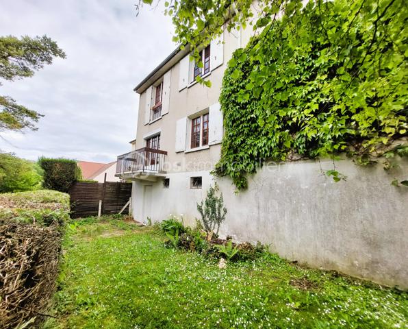 Situé dans le secteur recherché des fonds de Nogent à Montataire, cette maison familiale de 105 m2 habitables, édifiée en 1972, séduira les acquéreurs à la recherche d'un bien fonctionnel, lumineux et offrant un fort potentiel d'évolution.

✨ Description du bien

Au rez-de-chaussée, vous découvrirez :

- Une entrée accueillante
- Une salle à manger conviviale
- Un salon lumineux
- Une cuisine indépendante ( avec accès au garage )  
- Un WC avec lavabo indépendant

À l’étage :

- Trois chambres spacieuses avec espace de rangement
- Un bureau + dressing ou une 4éme chambres d'enfant ou d'appoint
- Une salle de bain avec WC
- Accès au grenier aménageable offrant un espace de stockage supplémentaire

🔧 Sous-sol et annexes

La maison bénéficie d’un sous-sol total compartimenté comprenant :

- Une cave
- Un atelier
- Grande pièce carrelée parfaite pour les repas de famille, salle de loisirs ou espace détente ( 26 m2 )
- Garage ( 20 m2 )

🌳 Extérieurs

- Terrain clos de 554 m²
- Exposition Sud-Est, offrant une belle luminosité
- Maison mitoyenne par le garage uniquement, garantissant une bonne indépendance
- Deux places de stationnement

⚙️ Caractéristiques techniques

- Construction traditionnelle en parpaings
- Chauffage gaz de ville
- Menuiseries simple vitrage

DPE : F GES:  F

⭐ Les points forts

✔ Secteur recherché proche Nogent-sur-Oise
✔ Beaux volumes familiaux
✔ Sous-sol complet 
✔ Combles aménageables
✔ Maison saine avec fort potentiel de valorisation
✔ Opportunité après rénovation

💬 Une maison idéale pour une famille, un premier achat ou un projet de rénovation avec valorisation à terme.

📍 Localisation

Environnement calme, proche des commodités, écoles et axes de circulation, gare à 2,5 km, idéal pour une famille souhaitant personnaliser son futur lieu de vie.

📞 Contactez moi pour organiser une visite et découvrir tout le potentiel de ce bien.
