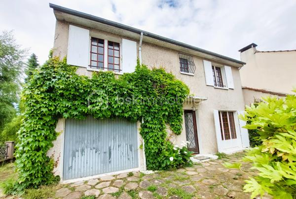 Situé dans le secteur recherché des fonds de Nogent à Montataire, cette maison familiale de 105 m2 habitables, édifiée en 1972, séduira les acquéreurs à la recherche d'un bien fonctionnel, lumineux et offrant un fort potentiel d'évolution.

✨ Description du bien

Au rez-de-chaussée, vous découvrirez :

- Une entrée accueillante
- Une salle à manger conviviale
- Un salon lumineux
- Une cuisine indépendante ( avec accès au garage )  
- Un WC avec lavabo indépendant

À l’étage :

- Trois chambres spacieuses avec espace de rangement
- Un bureau + dressing ou une 4éme chambres d'enfant ou d'appoint
- Une salle de bain avec WC
- Accès au grenier aménageable offrant un espace de stockage supplémentaire

🔧 Sous-sol et annexes

La maison bénéficie d’un sous-sol total compartimenté comprenant :

- Une cave
- Un atelier
- Grande pièce carrelée parfaite pour les repas de famille, salle de loisirs ou espace détente ( 26 m2 )
- Garage ( 20 m2 )

🌳 Extérieurs

- Terrain clos de 554 m²
- Exposition Sud-Est, offrant une belle luminosité
- Maison mitoyenne par le garage uniquement, garantissant une bonne indépendance
- Deux places de stationnement

⚙️ Caractéristiques techniques

- Construction traditionnelle en parpaings
- Chauffage gaz de ville
- Menuiseries simple vitrage

DPE : F GES:  F

⭐ Les points forts

✔ Secteur recherché proche Nogent-sur-Oise
✔ Beaux volumes familiaux
✔ Sous-sol complet 
✔ Combles aménageables
✔ Maison saine avec fort potentiel de valorisation
✔ Opportunité après rénovation

💬 Une maison idéale pour une famille, un premier achat ou un projet de rénovation avec valorisation à terme.

📍 Localisation

Environnement calme, proche des commodités, écoles et axes de circulation, gare à 2,5 km, idéal pour une famille souhaitant personnaliser son futur lieu de vie.

📞 Contactez moi pour organiser une visite et découvrir tout le potentiel de ce bien.