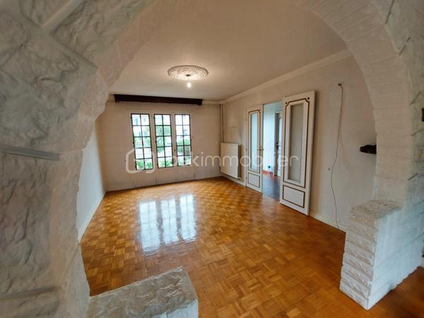 Situé dans le secteur recherché des fonds de Nogent à Montataire, cette maison familiale de 105 m2 habitables, édifiée en 1972, séduira les acquéreurs à la recherche d'un bien fonctionnel, lumineux et offrant un fort potentiel d'évolution.

✨ Description du bien

Au rez-de-chaussée, vous découvrirez :

- Une entrée accueillante
- Une salle à manger conviviale
- Un salon lumineux
- Une cuisine indépendante ( avec accès au garage )  
- Un WC avec lavabo indépendant

À l’étage :

- Trois chambres spacieuses avec espace de rangement
- Un bureau + dressing ou une 4éme chambres d'enfant ou d'appoint
- Une salle de bain avec WC
- Accès au grenier aménageable offrant un espace de stockage supplémentaire

🔧 Sous-sol et annexes

La maison bénéficie d’un sous-sol total compartimenté comprenant :

- Une cave
- Un atelier
- Grande pièce carrelée parfaite pour les repas de famille, salle de loisirs ou espace détente ( 26 m2 )
- Garage ( 20 m2 )

🌳 Extérieurs

- Terrain clos de 554 m²
- Exposition Sud-Est, offrant une belle luminosité
- Maison mitoyenne par le garage uniquement, garantissant une bonne indépendance
- Deux places de stationnement

⚙️ Caractéristiques techniques

- Construction traditionnelle en parpaings
- Chauffage gaz de ville
- Menuiseries simple vitrage

DPE : F GES:  F

⭐ Les points forts

✔ Secteur recherché proche Nogent-sur-Oise
✔ Beaux volumes familiaux
✔ Sous-sol complet 
✔ Combles aménageables
✔ Maison saine avec fort potentiel de valorisation
✔ Opportunité après rénovation

💬 Une maison idéale pour une famille, un premier achat ou un projet de rénovation avec valorisation à terme.

📍 Localisation

Environnement calme, proche des commodités, écoles et axes de circulation, gare à 2,5 km, idéal pour une famille souhaitant personnaliser son futur lieu de vie.

📞 Contactez moi pour organiser une visite et découvrir tout le potentiel de ce bien.