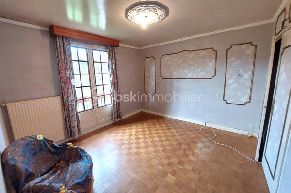 Situé dans le secteur recherché des fonds de Nogent à Montataire, cette maison familiale de 105 m2 habitables, édifiée en 1972, séduira les acquéreurs à la recherche d'un bien fonctionnel, lumineux et offrant un fort potentiel d'évolution.

✨ Description du bien

Au rez-de-chaussée, vous découvrirez :

- Une entrée accueillante
- Une salle à manger conviviale
- Un salon lumineux
- Une cuisine indépendante ( avec accès au garage )  
- Un WC avec lavabo indépendant

À l’étage :

- Trois chambres spacieuses avec espace de rangement
- Un bureau + dressing ou une 4éme chambres d'enfant ou d'appoint
- Une salle de bain avec WC
- Accès au grenier aménageable offrant un espace de stockage supplémentaire

🔧 Sous-sol et annexes

La maison bénéficie d’un sous-sol total compartimenté comprenant :

- Une cave
- Un atelier
- Grande pièce carrelée parfaite pour les repas de famille, salle de loisirs ou espace détente ( 26 m2 )
- Garage ( 20 m2 )

🌳 Extérieurs

- Terrain clos de 554 m²
- Exposition Sud-Est, offrant une belle luminosité
- Maison mitoyenne par le garage uniquement, garantissant une bonne indépendance
- Deux places de stationnement

⚙️ Caractéristiques techniques

- Construction traditionnelle en parpaings
- Chauffage gaz de ville
- Menuiseries simple vitrage

DPE : F GES:  F

⭐ Les points forts

✔ Secteur recherché proche Nogent-sur-Oise
✔ Beaux volumes familiaux
✔ Sous-sol complet 
✔ Combles aménageables
✔ Maison saine avec fort potentiel de valorisation
✔ Opportunité après rénovation

💬 Une maison idéale pour une famille, un premier achat ou un projet de rénovation avec valorisation à terme.

📍 Localisation

Environnement calme, proche des commodités, écoles et axes de circulation, gare à 2,5 km, idéal pour une famille souhaitant personnaliser son futur lieu de vie.

📞 Contactez moi pour organiser une visite et découvrir tout le potentiel de ce bien.