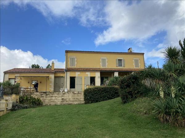 Maison à vendre |  Saint-Bonnet-sur-Gironde |  15 pièces | 395 m²