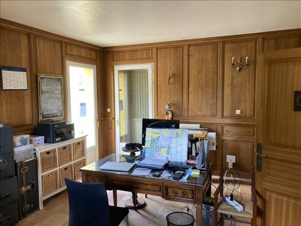 Maison à vendre |  Saint-Bonnet-sur-Gironde |  15 pièces | 395 m²