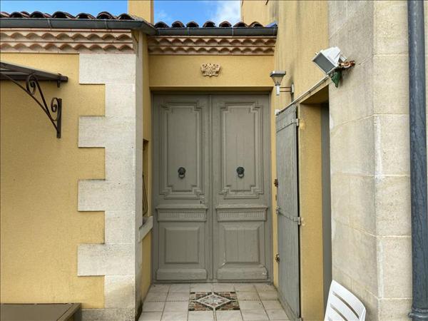 Maison à vendre |  Saint-Bonnet-sur-Gironde |  15 pièces | 395 m²