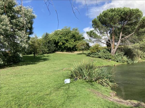 Maison à vendre |  Saint-Bonnet-sur-Gironde |  15 pièces | 395 m²