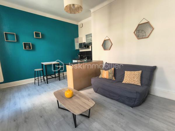 🏡 Studio en centre-ville - Castres

📍 Idéalement situé en plein cœur de Castres, découvrez ce studio d’environ 22 m² en rez-de-chaussée, parfait pour profiter de la vie citadine tout en bénéficiant d’un accès facile.

✨ Descriptif :

Pièce de vie fonctionnelle et lumineuse 🛋️
Cuisine aménagée 🍽️
Salle d’eau avec WC 🚿
Accès de plain-pied (pratique au quotidien)

🚗 Les + :
Proximité immédiate des commerces, transports et commodités 🏪
Idéal premier achat ou investissement locatif 💼
Syndic bénévole