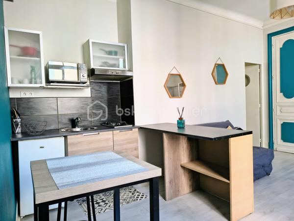 🏡 Studio en centre-ville - Castres

📍 Idéalement situé en plein cœur de Castres, découvrez ce studio d’environ 22 m² en rez-de-chaussée, parfait pour profiter de la vie citadine tout en bénéficiant d’un accès facile.

✨ Descriptif :

Pièce de vie fonctionnelle et lumineuse 🛋️
Cuisine aménagée 🍽️
Salle d’eau avec WC 🚿
Accès de plain-pied (pratique au quotidien)

🚗 Les + :
Proximité immédiate des commerces, transports et commodités 🏪
Idéal premier achat ou investissement locatif 💼
Syndic bénévole