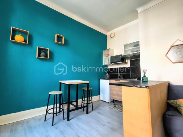 🏡 Studio en centre-ville - Castres

📍 Idéalement situé en plein cœur de Castres, découvrez ce studio d’environ 22 m² en rez-de-chaussée, parfait pour profiter de la vie citadine tout en bénéficiant d’un accès facile.

✨ Descriptif :

Pièce de vie fonctionnelle et lumineuse 🛋️
Cuisine aménagée 🍽️
Salle d’eau avec WC 🚿
Accès de plain-pied (pratique au quotidien)

🚗 Les + :
Proximité immédiate des commerces, transports et commodités 🏪
Idéal premier achat ou investissement locatif 💼
Syndic bénévole