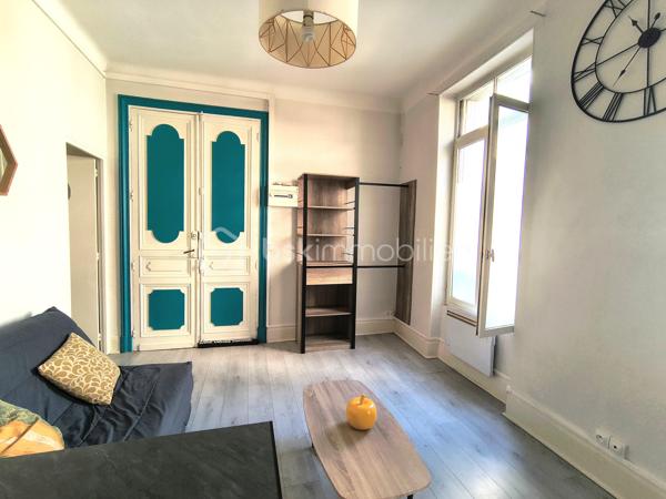 🏡 Studio en centre-ville - Castres

📍 Idéalement situé en plein cœur de Castres, découvrez ce studio d’environ 22 m² en rez-de-chaussée, parfait pour profiter de la vie citadine tout en bénéficiant d’un accès facile.

✨ Descriptif :

Pièce de vie fonctionnelle et lumineuse 🛋️
Cuisine aménagée 🍽️
Salle d’eau avec WC 🚿
Accès de plain-pied (pratique au quotidien)

🚗 Les + :
Proximité immédiate des commerces, transports et commodités 🏪
Idéal premier achat ou investissement locatif 💼
Syndic bénévole