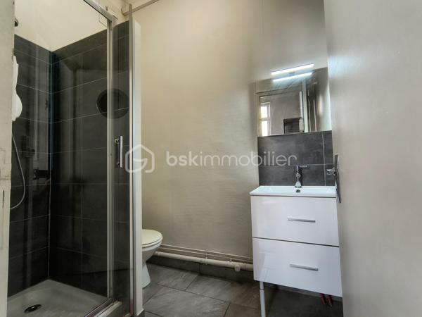🏡 Studio en centre-ville - Castres

📍 Idéalement situé en plein cœur de Castres, découvrez ce studio d’environ 22 m² en rez-de-chaussée, parfait pour profiter de la vie citadine tout en bénéficiant d’un accès facile.

✨ Descriptif :

Pièce de vie fonctionnelle et lumineuse 🛋️
Cuisine aménagée 🍽️
Salle d’eau avec WC 🚿
Accès de plain-pied (pratique au quotidien)

🚗 Les + :
Proximité immédiate des commerces, transports et commodités 🏪
Idéal premier achat ou investissement locatif 💼
Syndic bénévole