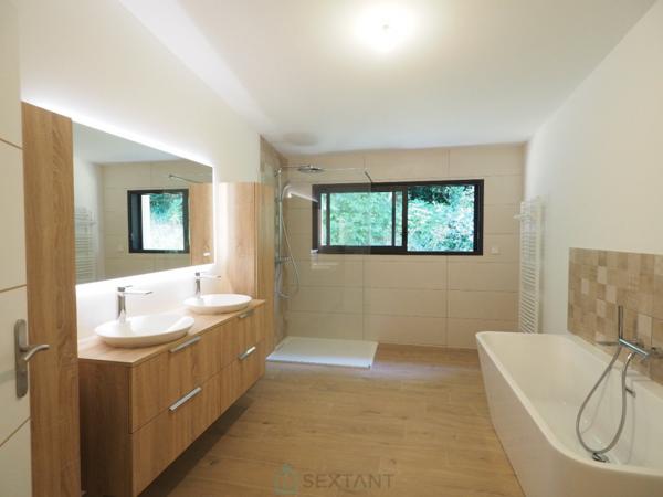 Un coin de campagne tranquille, une rénovation qualitative et lumineuse, de beaux volumes !