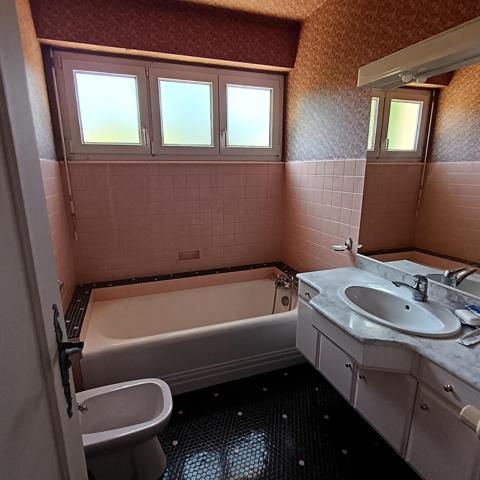 Maison de 185 mètres carrés sur presque 800 mètres carrés de terrain 8 pièces 5 chambres entre le centre commercial Leclerc du parc thermal de Contrexéville seulement à