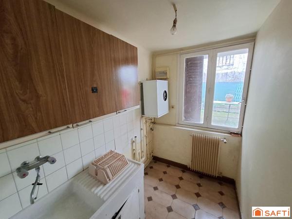 Immeuble à rénover, 230m2, 3 logements et local commercial