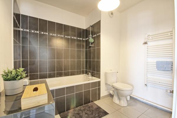 Bassins à flot, T2 de 47m² avec terrasse 30 m² plein sud, balcon et garage