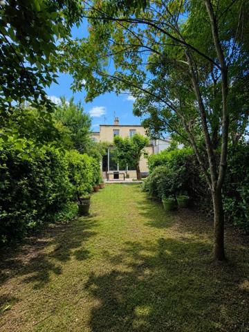 Maison en pierre avec jardin à Bègles.