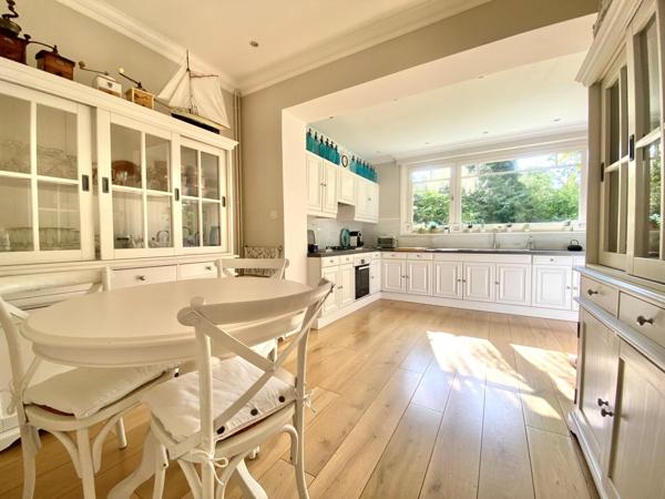 Belle demeure de 220 m² habitables, dans l'une des rues les plus prisées de la ville de croix.