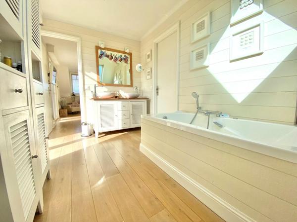 Belle demeure de 220 m² habitables, dans l'une des rues les plus prisées de la ville de croix.