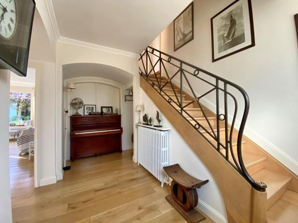 Belle demeure de 220 m² habitables, dans l'une des rues les plus prisées de la ville de croix.