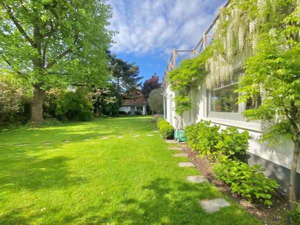 Belle demeure de 220 m² habitables, dans l'une des rues les plus prisées de la ville de croix.