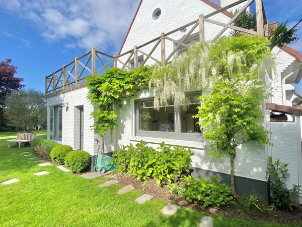 Belle demeure de 220 m² habitables, dans l'une des rues les plus prisées de la ville de croix.
