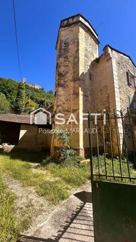 Grande maison familliale ou immeuble sur un terrain de 558 m² clos.