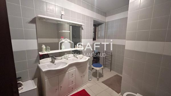 Grande maison familliale ou immeuble sur un terrain de 558 m² clos.