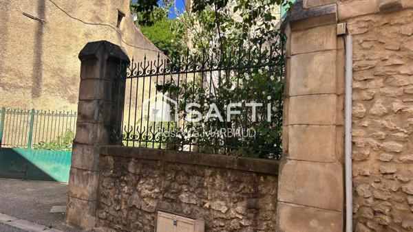 Grande maison familliale ou immeuble sur un terrain de 558 m² clos.