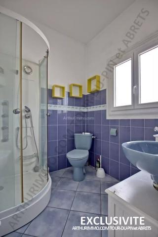 Vente                                                      Immeuble
                        
                     8 pièces                      248 m2                     à Bourgoin-Jallieu