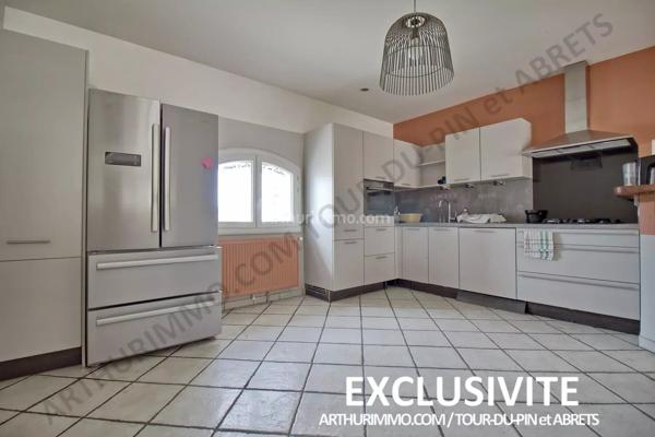 Vente                                                      Immeuble
                        
                     8 pièces                      248 m2                     à Bourgoin-Jallieu