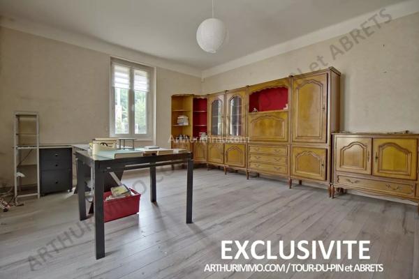 Vente                                                      Immeuble
                        
                     8 pièces                      248 m2                     à Bourgoin-Jallieu
