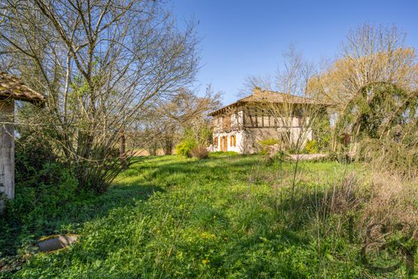 Secteur Tombeboeuf exceptionnelle maison restaurée du 16 ème (à empilage)