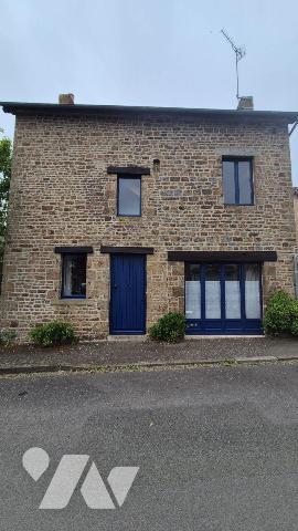 GORRON centre ville : maison en pierres comprenant: 
- Au rez-de-chaussée:  entrée sur salon/s...