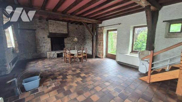 GORRON centre ville : maison en pierres comprenant: 
- Au rez-de-chaussée:  entrée sur salon/s...