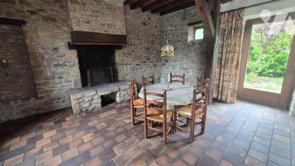 GORRON centre ville : maison en pierres comprenant: 
- Au rez-de-chaussée:  entrée sur salon/s...