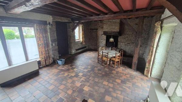 GORRON centre ville : maison en pierres comprenant: 
- Au rez-de-chaussée:  entrée sur salon/s...