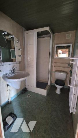 GORRON centre ville : maison en pierres comprenant: 
- Au rez-de-chaussée:  entrée sur salon/s...